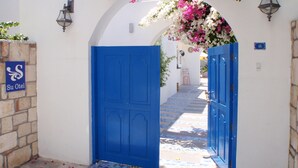 A blue door with a white wall and a sign that reads "Su Otel". - Su Hotel (Bodrum)