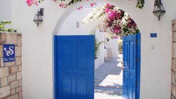 Vista frontal de la propiedad