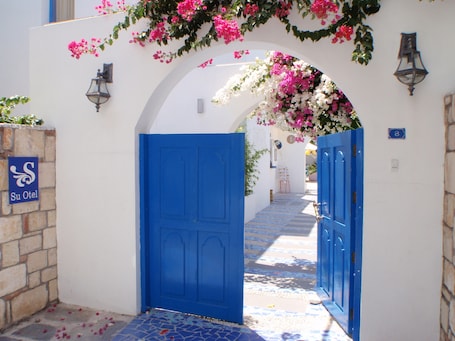 Fachada del alojamiento. Su Hotel