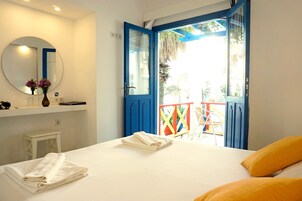 Double Room | 1 bedroom, in-room safe, soundproofing, iron/ironing board (on request)