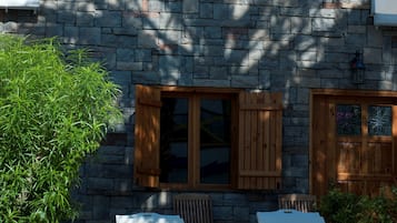 Außenpool (je nach Saison geöffnet), Sonnenschirme, Liegestühle