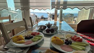 Daily cooked-to-order breakfast (TRY 350 per person)