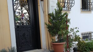 Um edifício com uma placa indicando 
