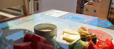 Daily cooked-to-order breakfast (TRY 800 per person)