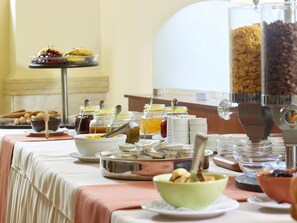 Free daily buffet breakfast  - Avantis Suites Hotel (Eretria)