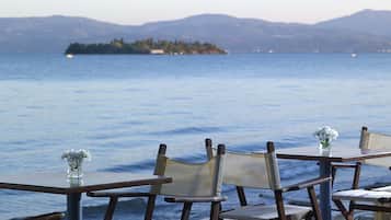 Poolside bar
