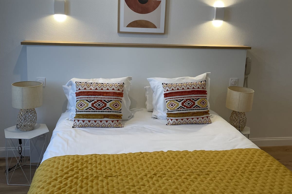 Kamar Double Superior | Bantalan ekstra lembut dan dilengkapi dengan perabotan berbeda-beda