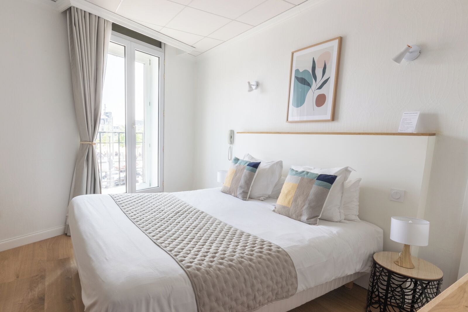 Chambre Double Standard | Surmatelas, ameublement personnalisé, bureau