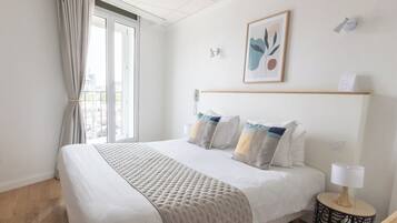 Chambre Double Standard | Surmatelas, ameublement personnalisé, bureau