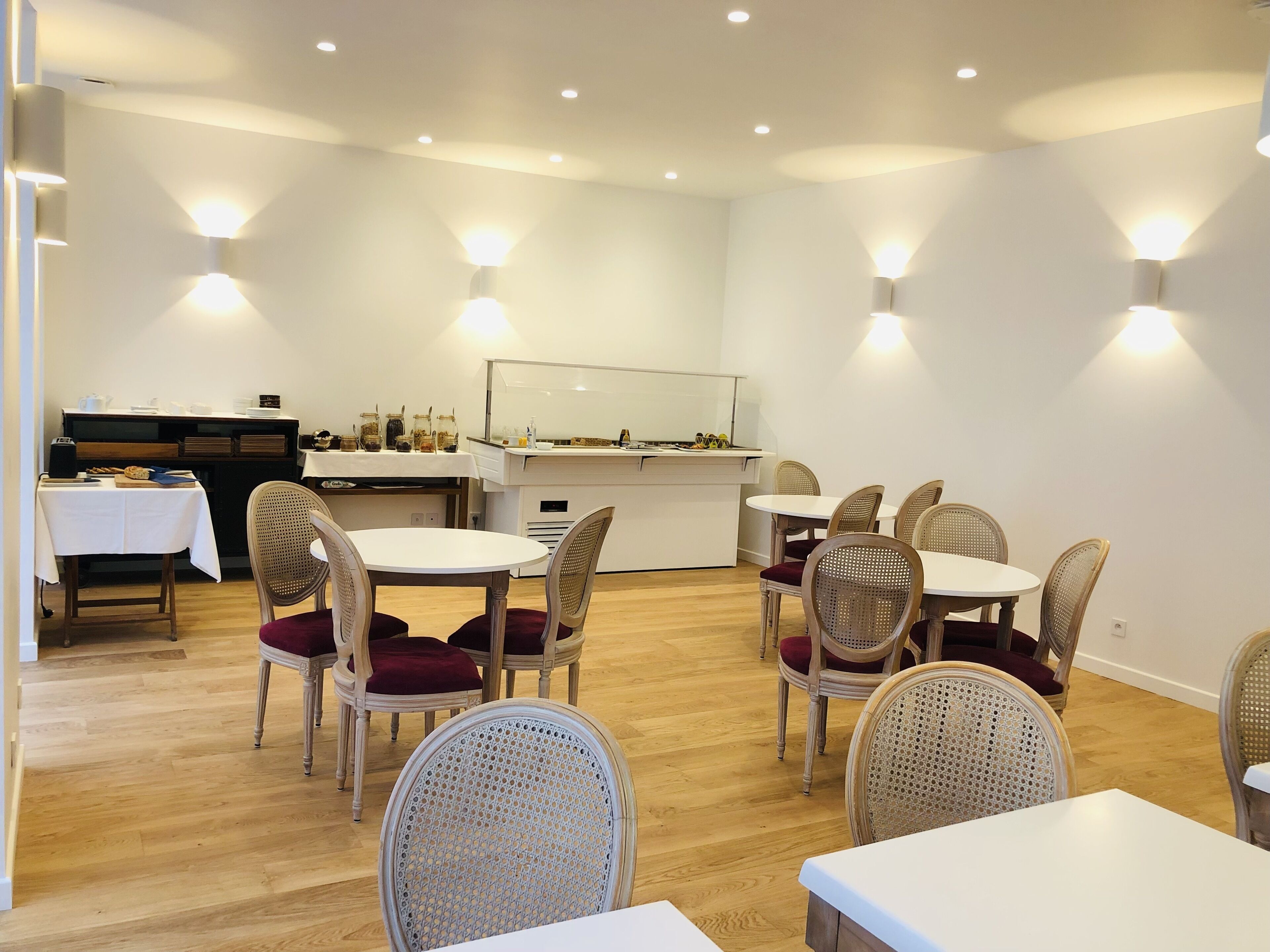 Se ofrece un desayuno bufé (12.50 EUR por persona)