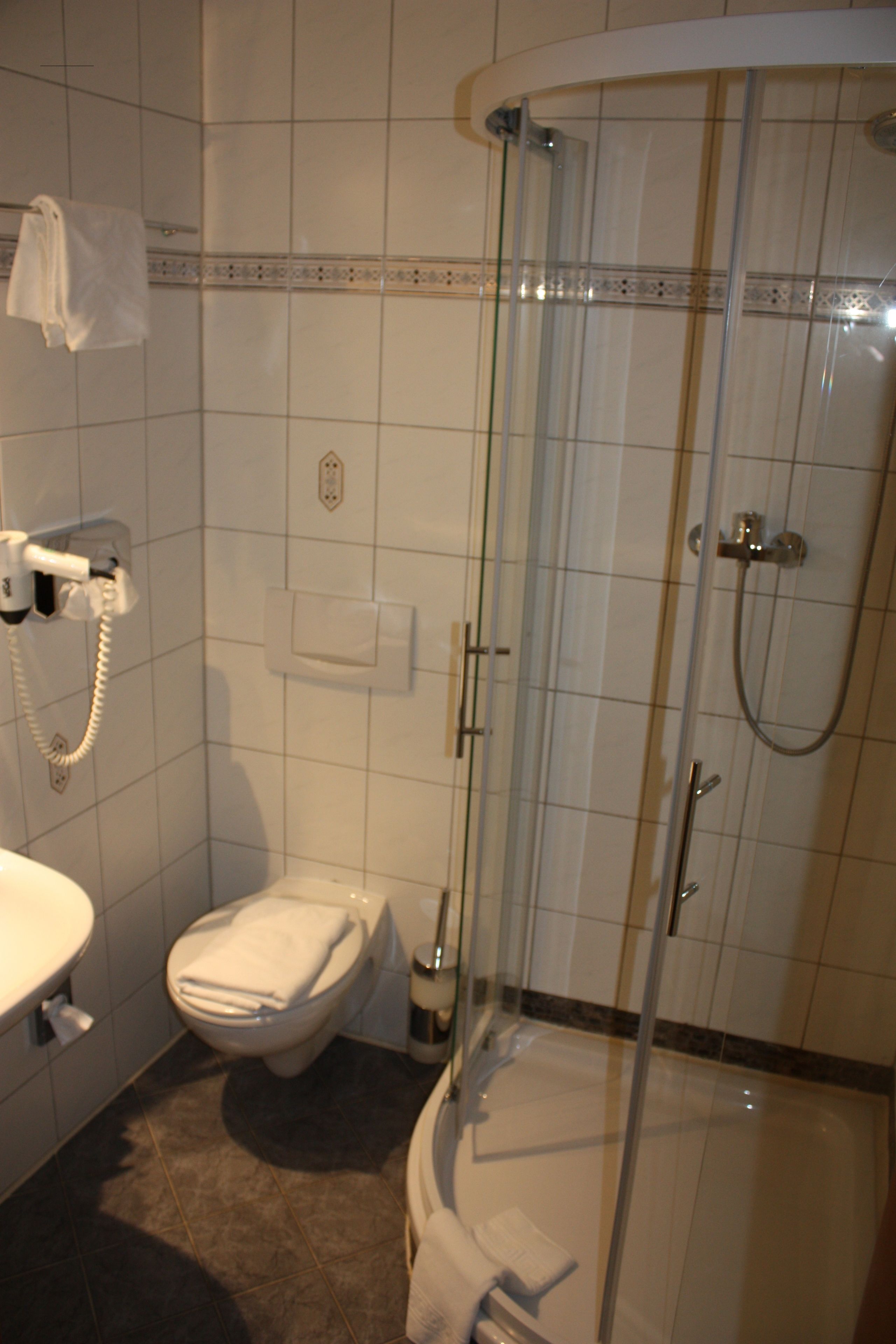 standard double room, non smoking | bathroom shower