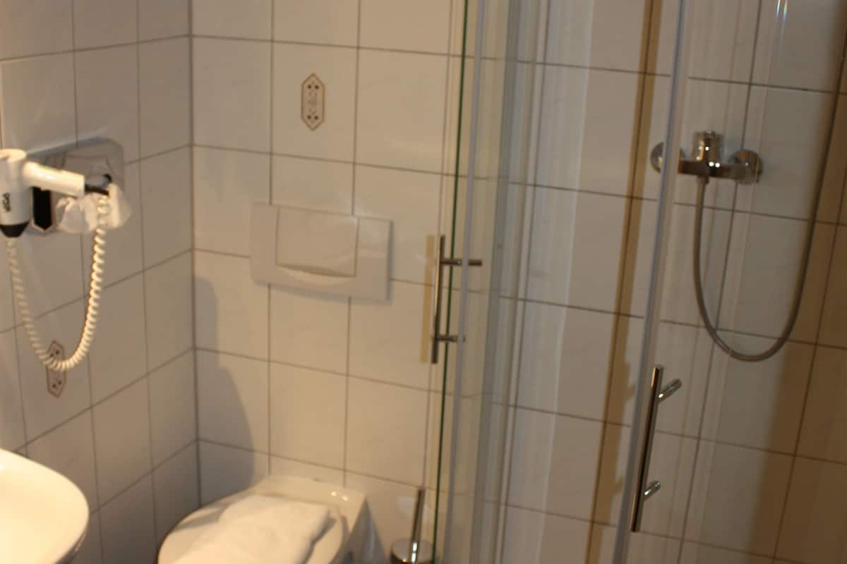 standard double room, non smoking | bathroom shower