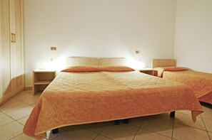 Desk, free cribs/infant beds - Parador Hotel Residence (Cesenatico)