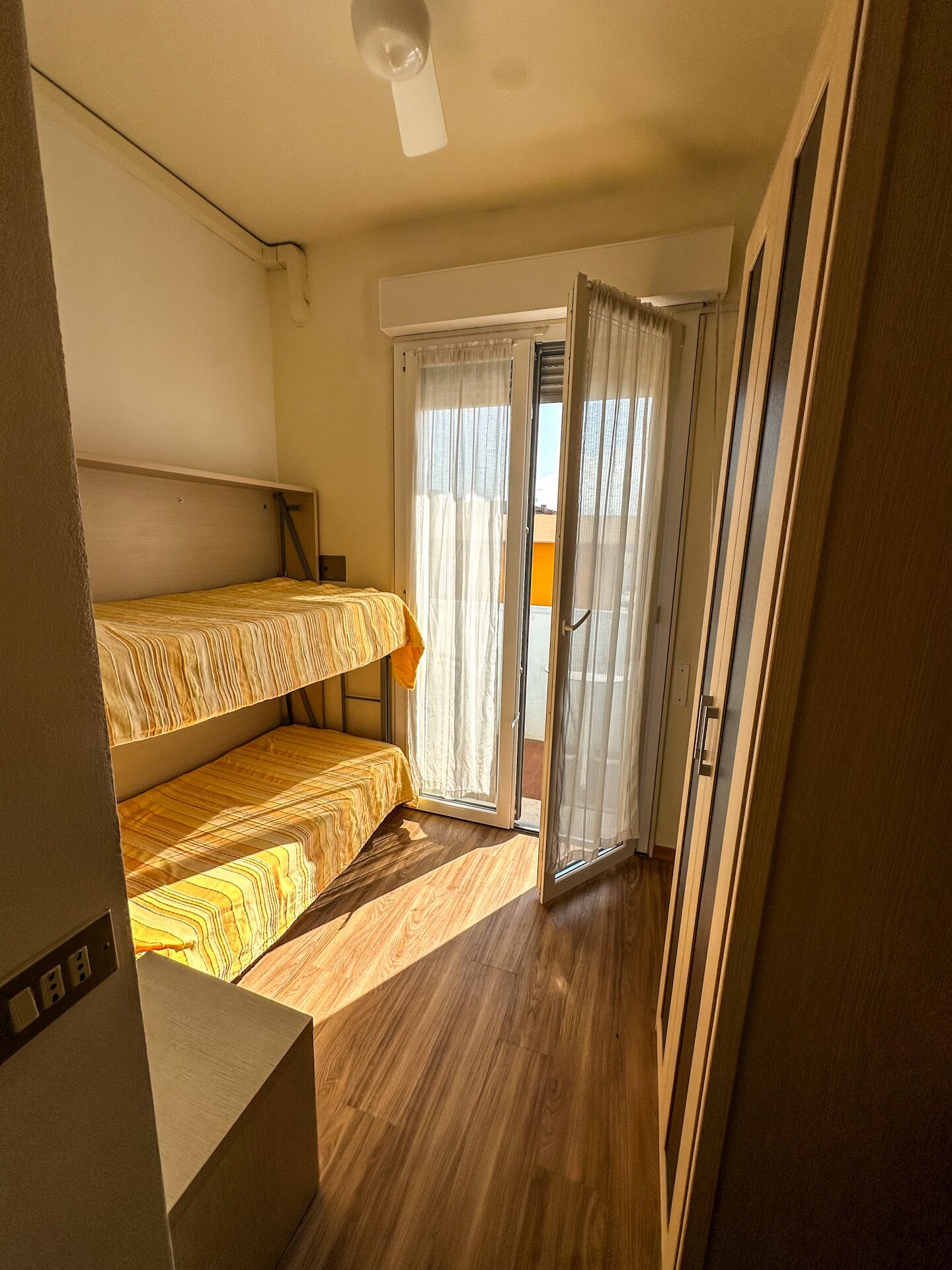 Una scrivania, culle/letti per bambini (gratuiti)