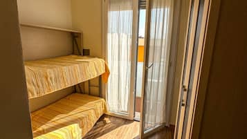 Una scrivania, culle/letti per bambini (gratuiti)