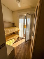 Escritorio y cunas gratuitas 