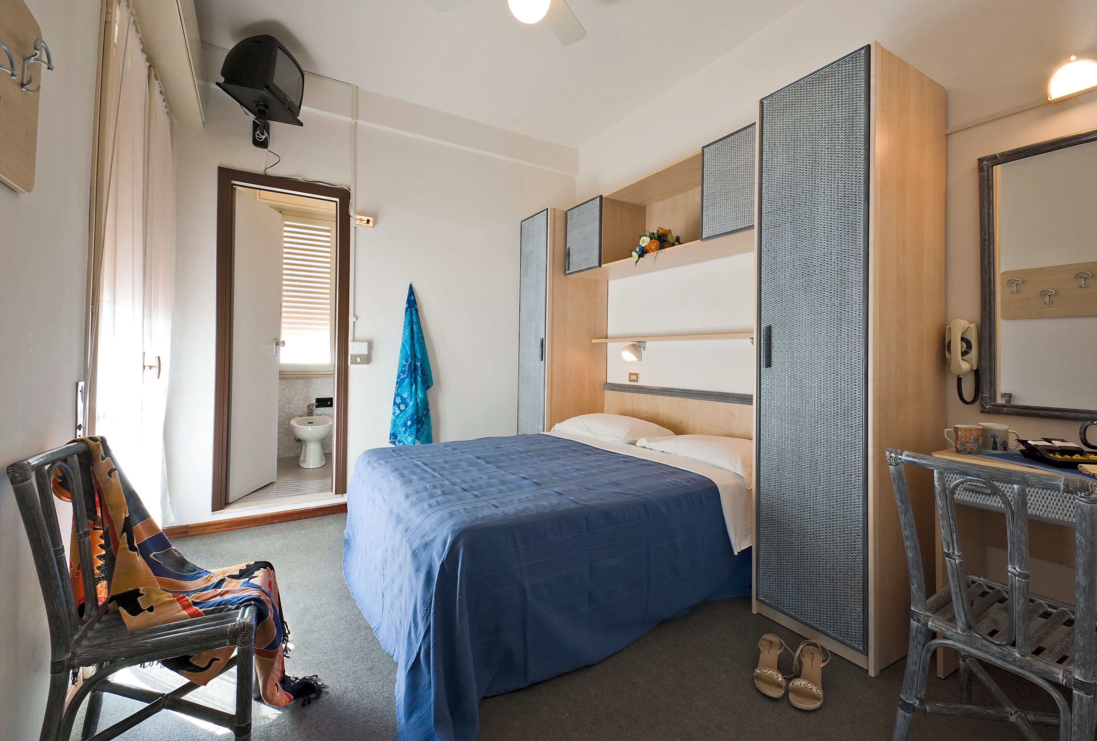 Skrivbord och gratis barnsängar