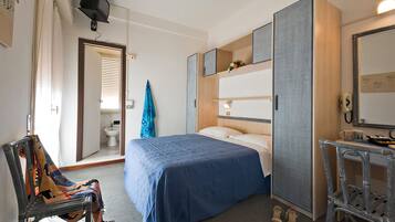 Skrivbord och gratis barnsängar