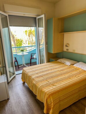 Schreibtisch, kostenlose Babybetten