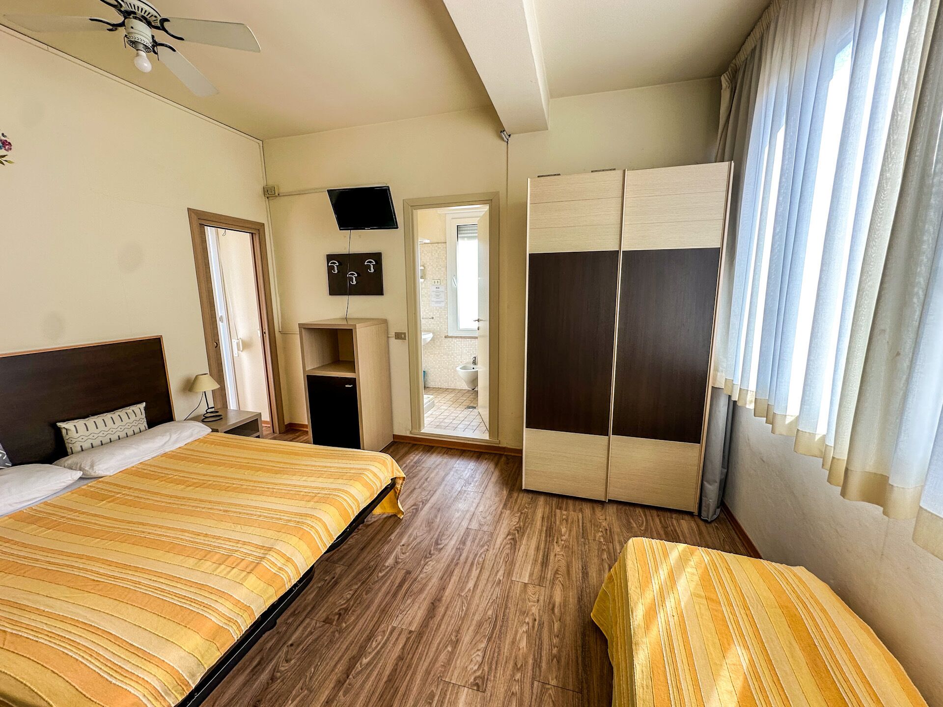 Desk, free cribs/infant beds