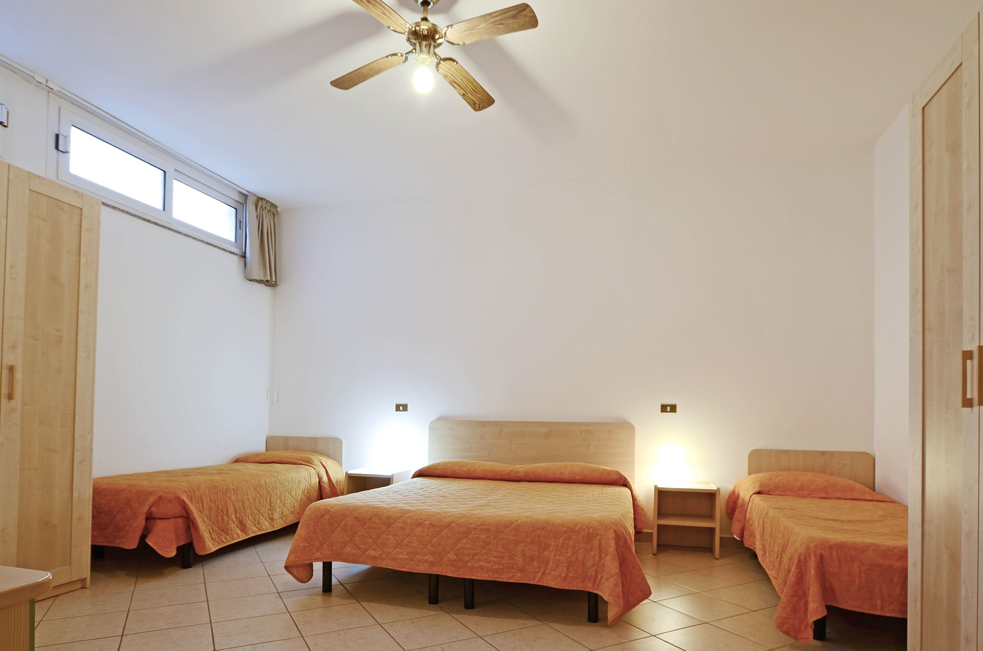 مكتب وأسرّة أطفال/رضّع (مجانًا)