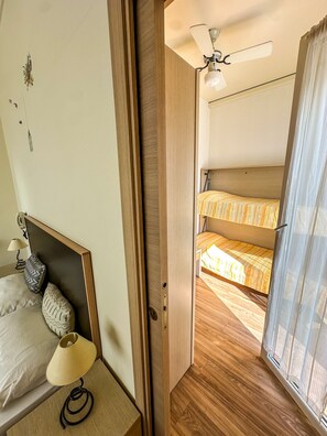 デスク、ベビーベッド (無料)