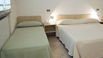 Meja kerja dan tempat tidur bayi gratis