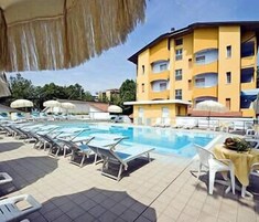 Una piscina al aire libre de temporada, sombrillas
