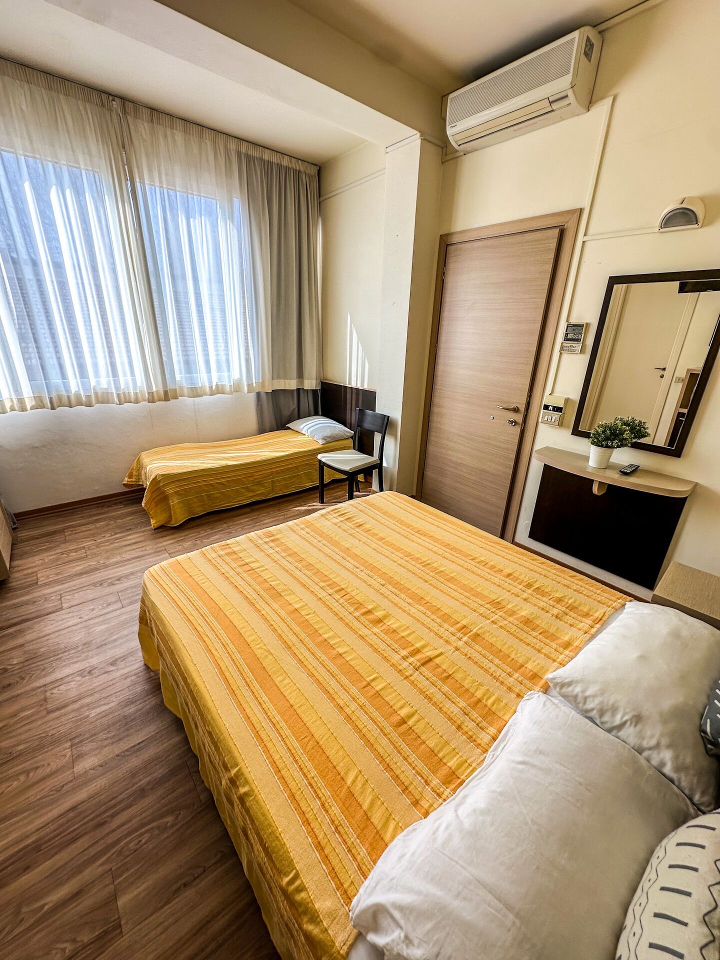 書桌、免費搖籃/嬰兒床