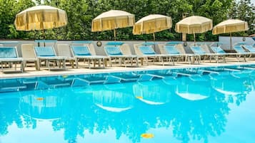 AuĂenpool (je nach Saison geöffnet), Sonnenschirme, LiegestĂŒhle