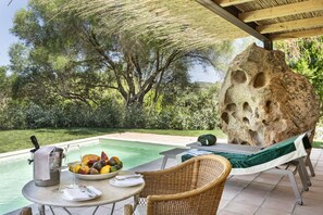 Suíte exclusiva, piscina particular | Roupas de cama premium, frigobar, cofres nos quartos