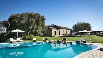 3 piscine all'aperto, ombrelloni da piscina, lettini