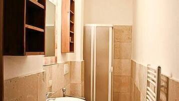 Doccia, asciugacapelli, bidet, asciugamani