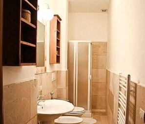 Shower, hair dryer, bidet, towels - La Vigna Vecchia (Fasano)