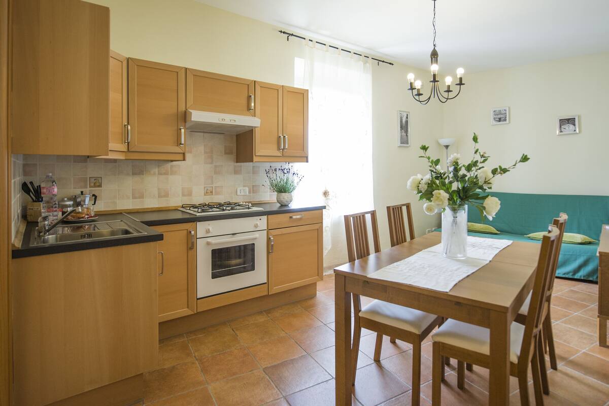 Coffee/tea maker, fridge, oven, stovetop