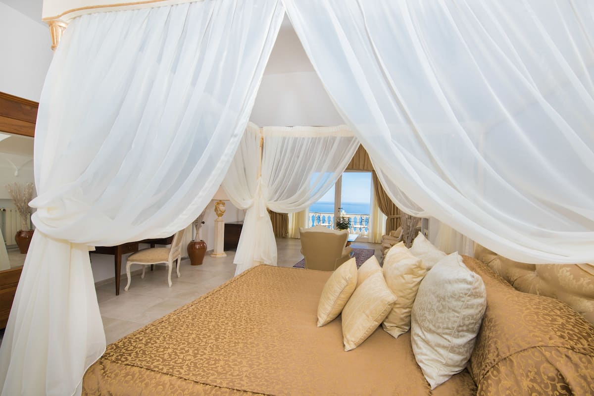 honeymoon suite, 1 king bed, sea view | 1 bedroom, premium bedding, down duvets, pillow-top beds