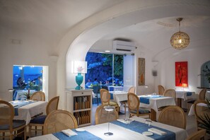 Breakfast, lunch, dinner and brunch served  - Hotel Villa Gabrisa (Positano)
