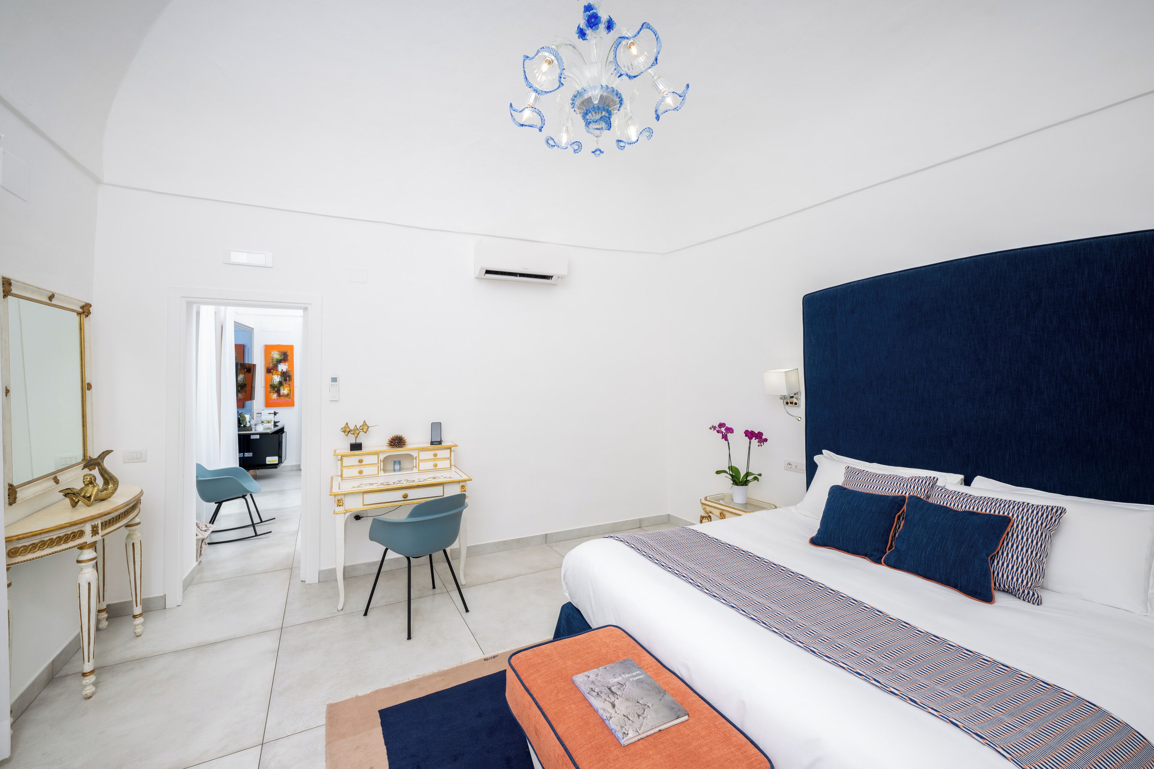 Un dormitorio moderno con una cama grande, un escritorio y una silla.