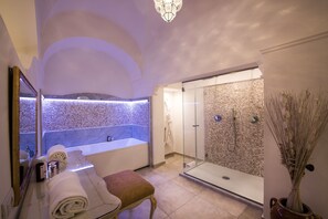 Suite de luna de miel, 1 cama de matrimonio grande, vistas al mar | Baño | Artículos de higiene personal de diseño, secador de pelo y zapatillas