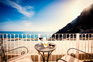 Classic Double Room, 1 Bedroom, Terrace, Sea View | Premium bedding, down comforters, pillowtop beds, minibar - Hotel Villa Gabrisa (Positano)
