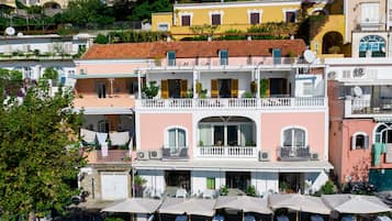 Vista frontal de la propiedad