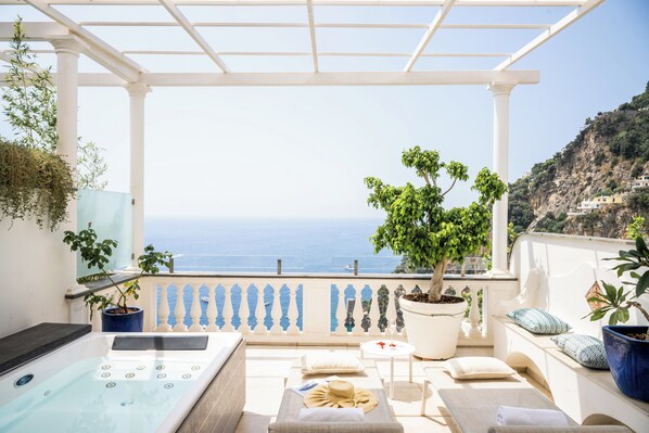 Junior-Suite, 1 Schlafzimmer, Terrasse, Meerblick | Terrasse/Patio