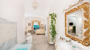 Romantisk suite, 1 soverom, balkong, sjøutsikt | Sengetøy av topp kvalitet, dundyner, senger med overmadrass og minibar