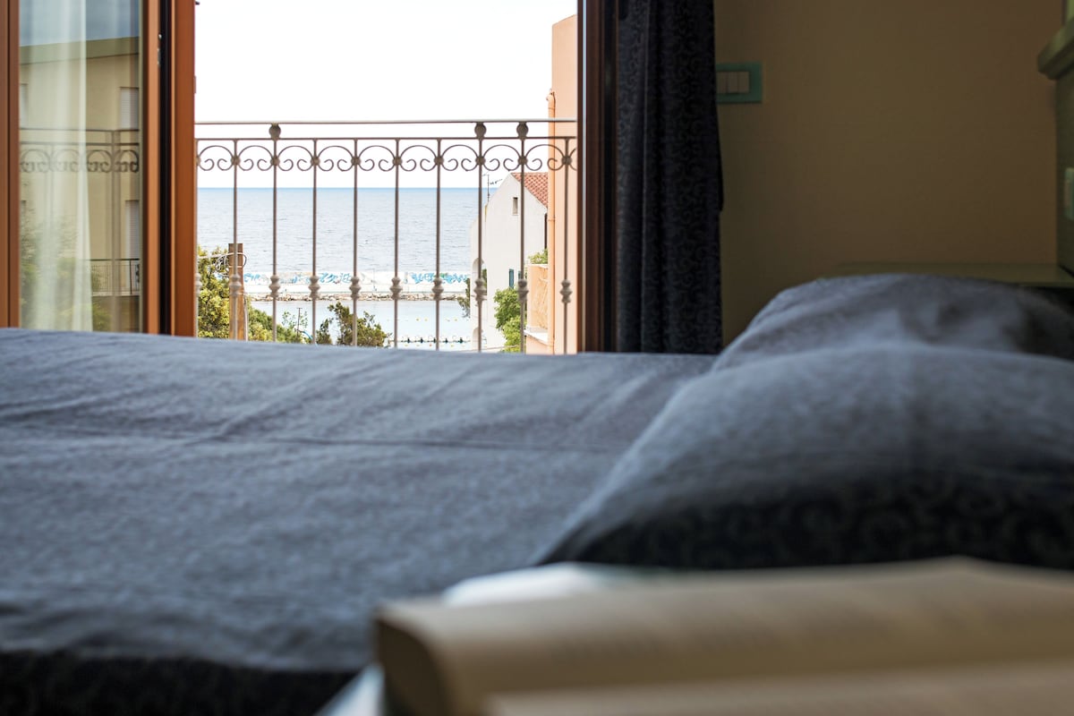 In-room safe, desk, soundproofing, cribs (surcharge)