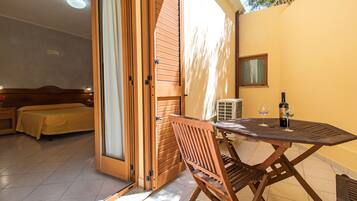 Camera quadrupla | Una cassaforte in camera, una scrivania, insonorizzazione