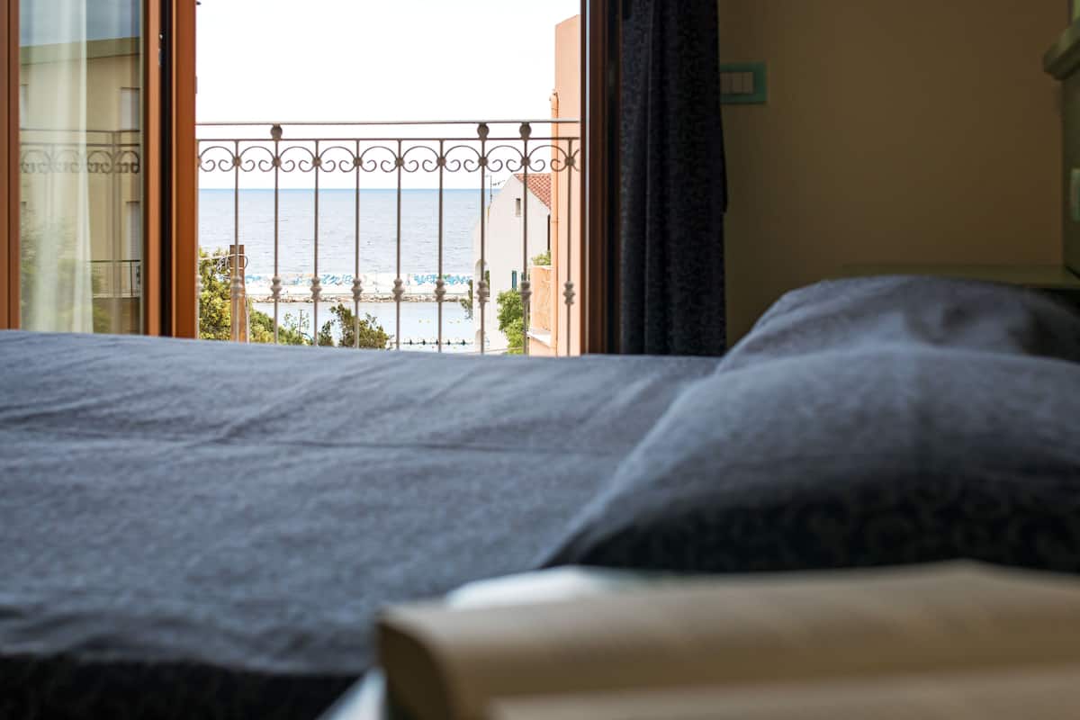 In-room safe, desk, soundproofing, cribs (surcharge)