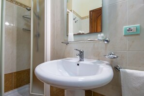 Shower, free toiletries, bidet, towels - San Francisco Hotel (Dorgali)