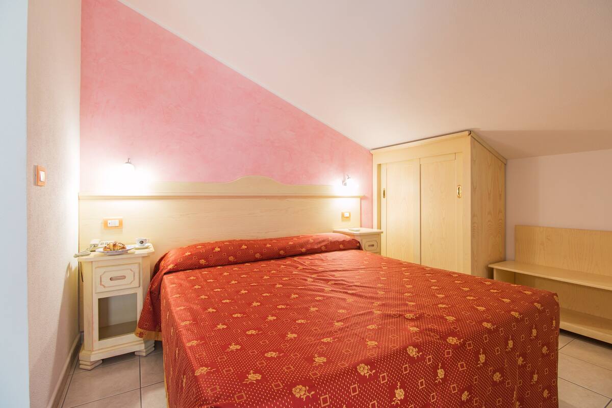 In-room safe, desk, soundproofing, cribs (surcharge)
