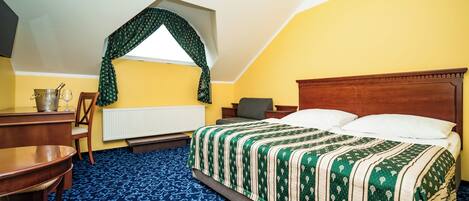 Kamar Double atau Twin Standar (with Extra Bed) | Brankas, meja kerja, tirai kedap cahaya, dan setrika/meja setrika