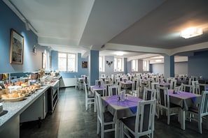 Café da manhã com buffet grátis todos os dias